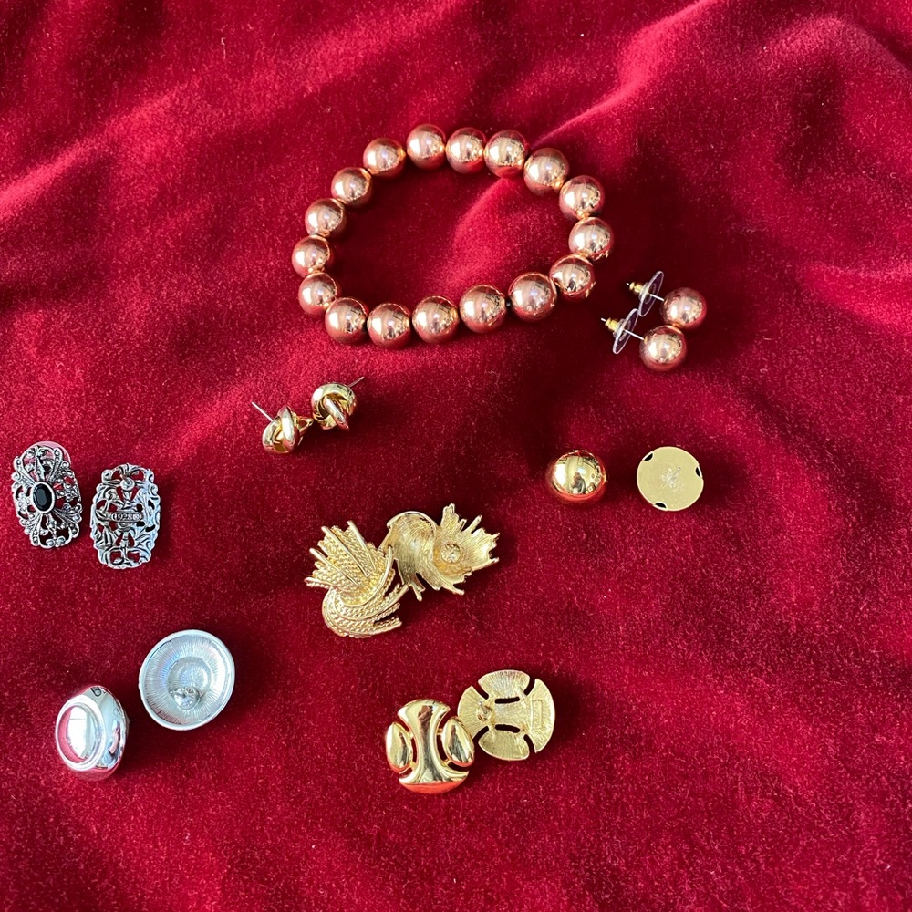 7 pairs of pierced earrings